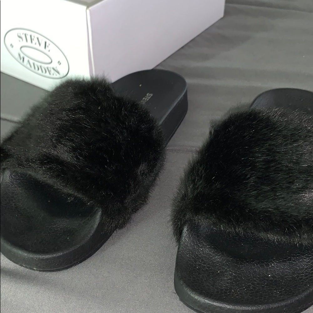 Steve Madden black puffy sandals